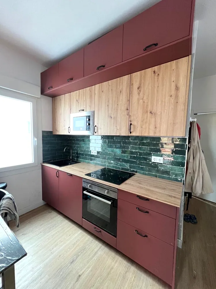 Diseño de cocina en color burdeos con azulejo verde esmeralda