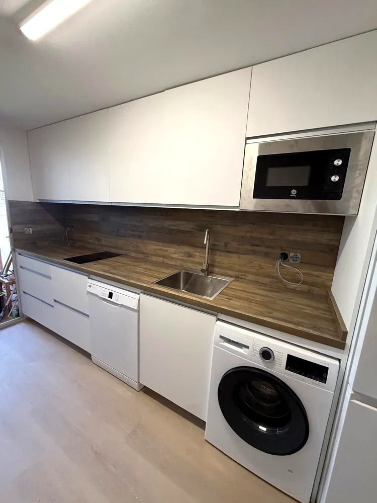 Renovación de cocina alargada en blanco y madera